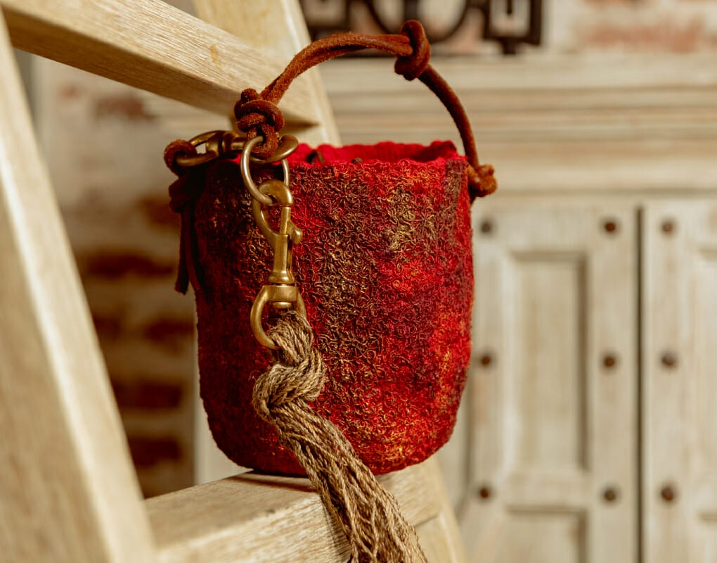 mochila wayuu roja sobre una escalera de madera