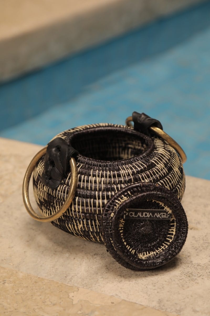 Werrengue basket placed near a swimming pool