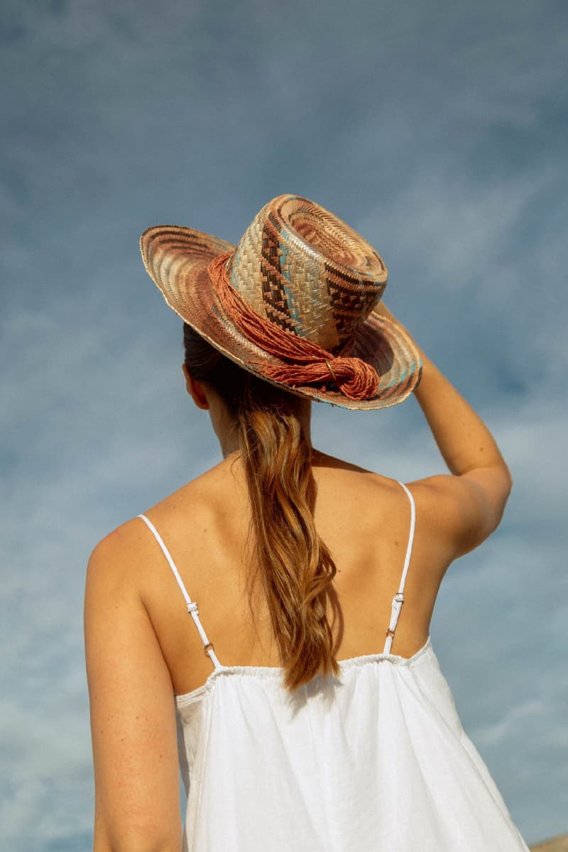 Los sombreros artesanales de Claudia Akel, aportan elegancia, frescura y vida a tus outfits