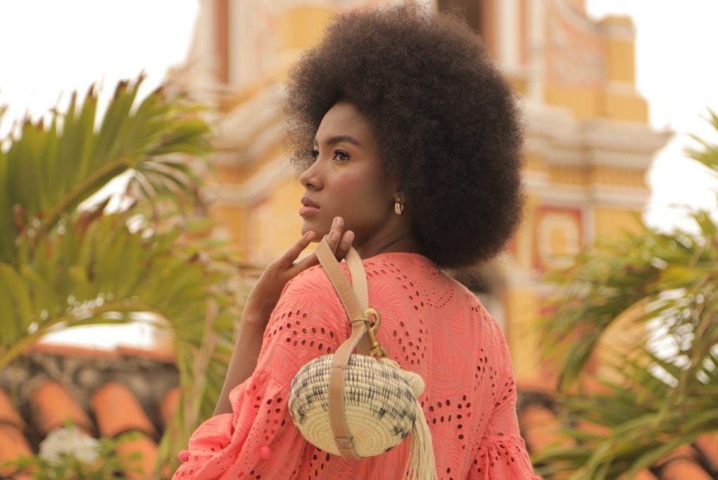 Mujer posando un accesorio Claudia Akel en el centro de Cartagena