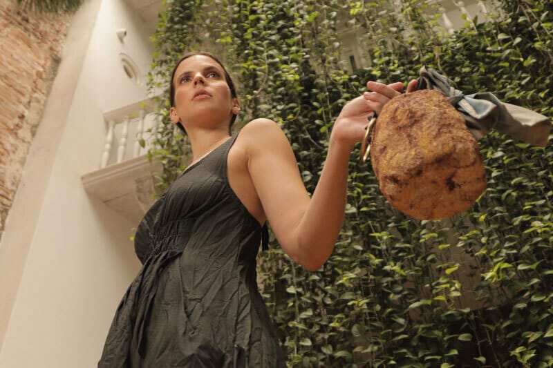 Modelo portando una mochila artesanal de Claudia Akel en Cartagena Colombia